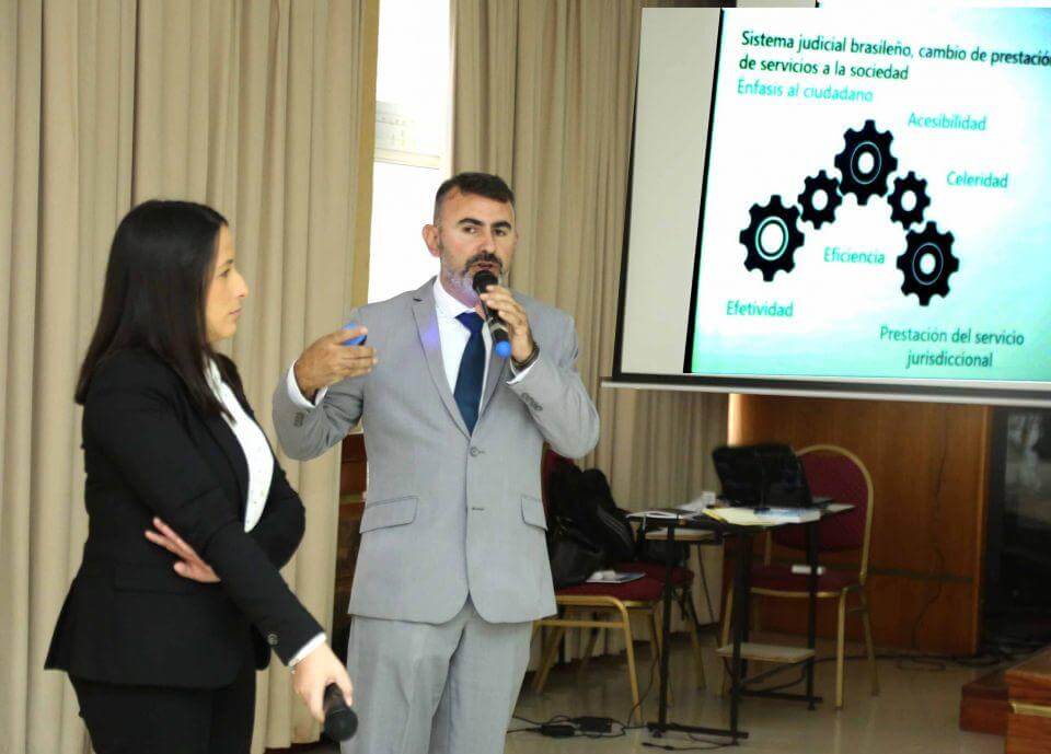 Débora Anselmo e Pedro Vedovelli apresentam workshop sobre a transformação digital na Justiça brasileiroa
